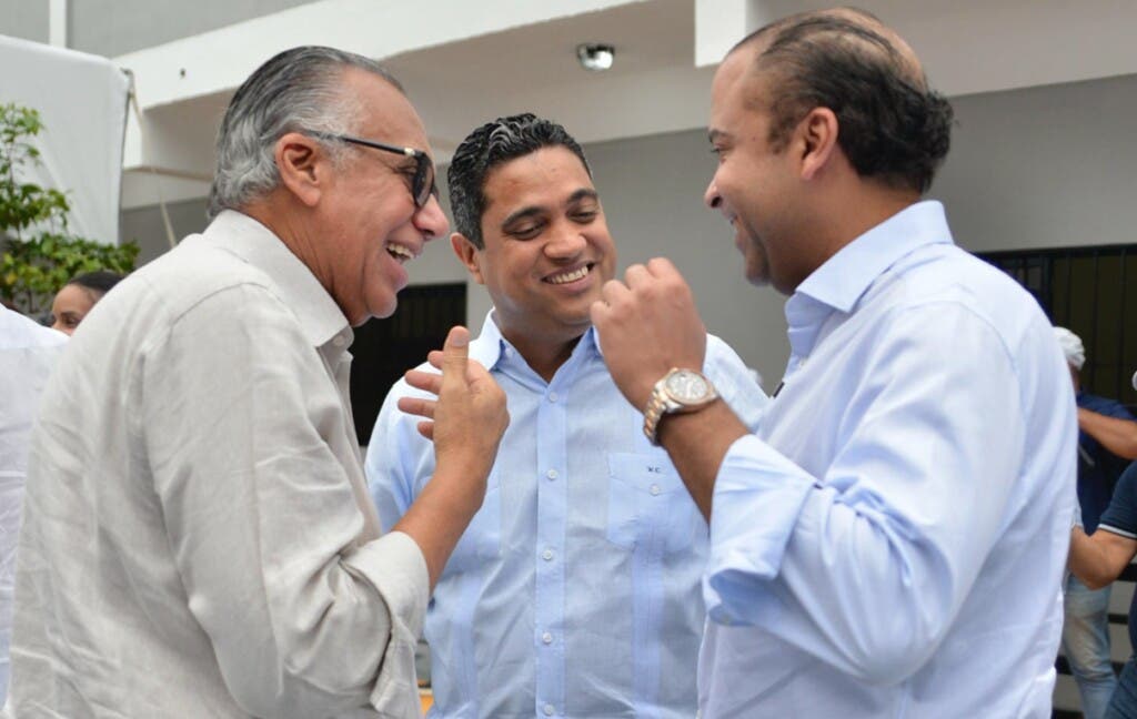 Luisín Mejía, Kelvin Cruz y Samuel Pereyra Rojas conversan amenamente  al concluir el acto en que Banreservas entregó el remozamiento de la cancha del Club el Manguito.