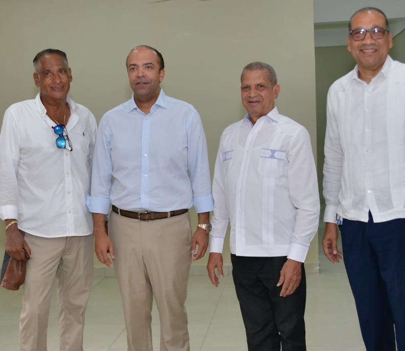 Moisés Rodríguez, quien construyó la obra; Samuel Pereyra, presidente ejecutivo del Banreservas; Leo Corporán y René González, vicepresidente de ingeniería del Banreservas.