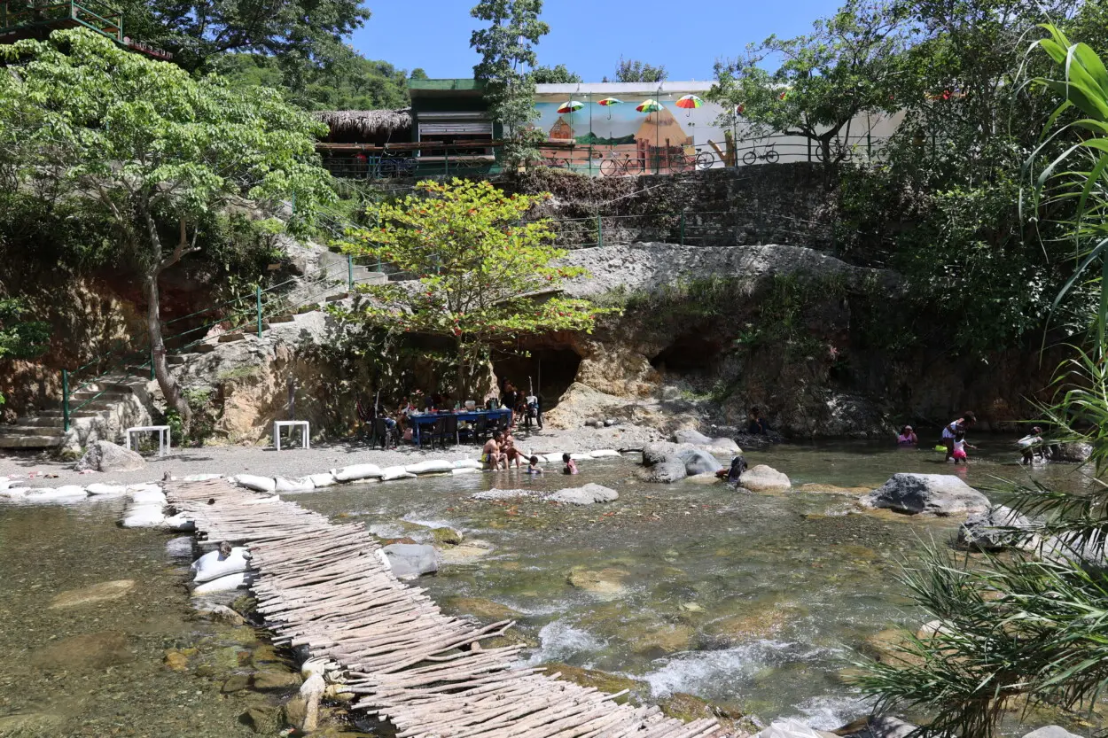 Un rincón único en Baní: acampas junto al río, saboreas la naturaleza y visitas un museo