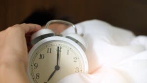 ¿Por qué despertamos antes de la alarma? ¡Aquí la respuesta científica!