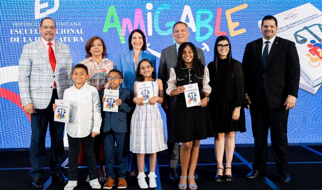 El presidente de la SCJ, Luis Henry Molina, y la primera dama Raquel Arbaje, en el acto en el que fue presentada la Guía de Justicia Amigable Niños, Niñas y Adolescentes. fuente externa