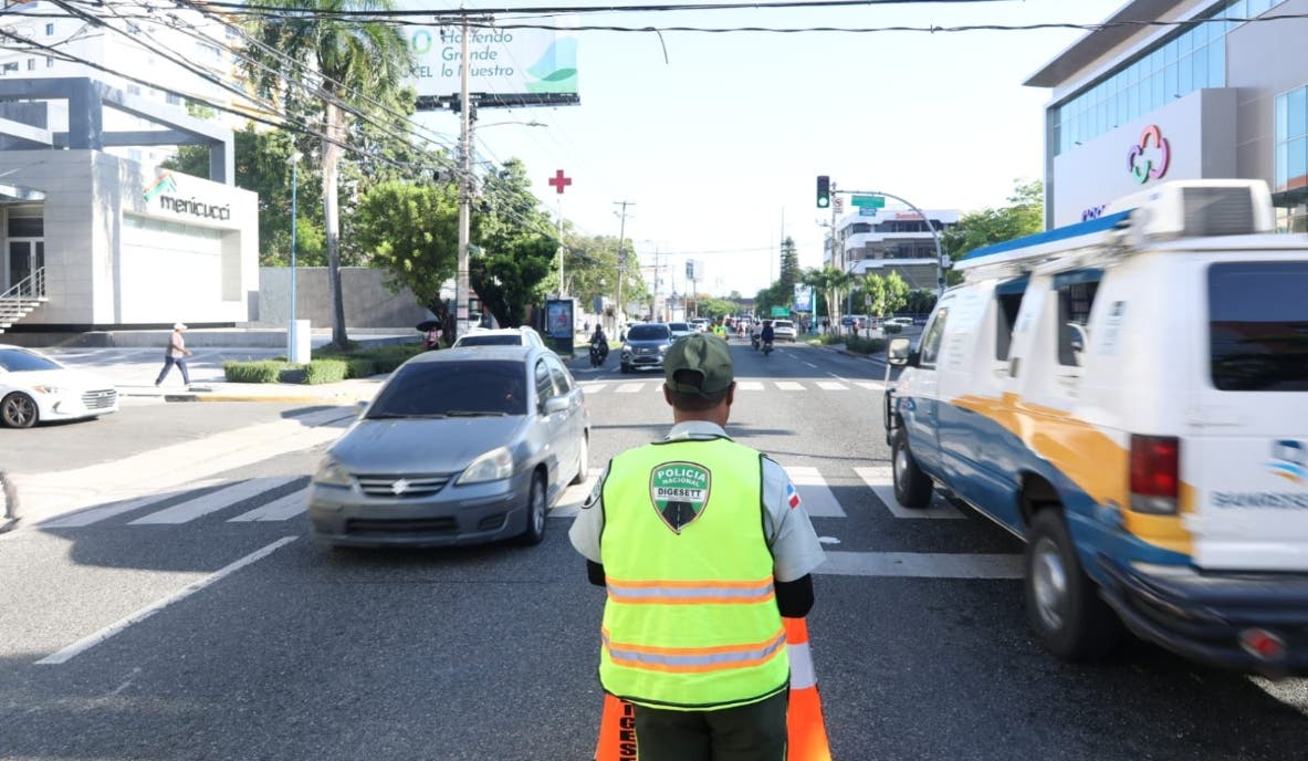 Fluye tránsito con giros prohibidos
