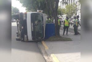 Camión se vuelca en la avenida Winston Churchill; no hubo heridos