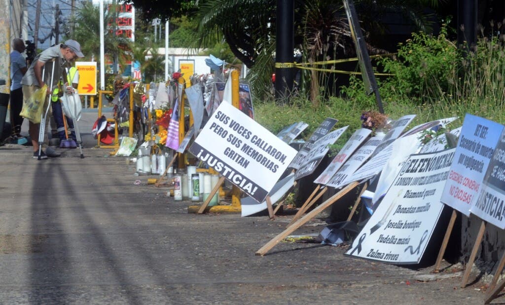 A tres meses del la tragedia del Jet Set, ofrendas florales, velones apagados, fotos, lágrimas secas impregnadas en el aire es la atmósfera que se siente en la zona cero. Jorge González