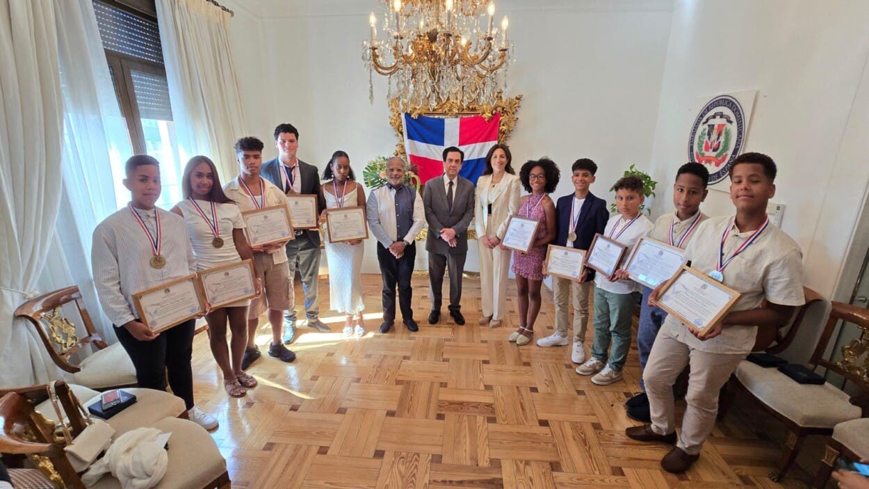 Embajada Dominicana premia a jóvenes sobresalientes en España