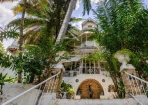 Bandidos armados incendian un mítico hotel en la capital haitiana
