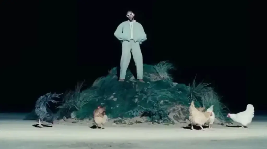 Bad Bunny en la mira: PETA critica uso de gallinas en tarima