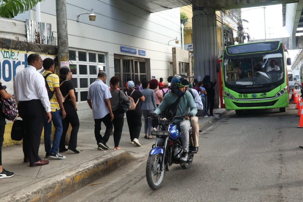 Cierre del Metro en horas laborables evidencia improvisación del gobierno, según Radhamés Jiménez