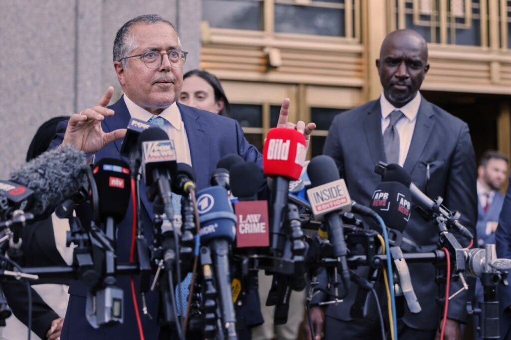 El abogado defensor Marc Agnifilo habla afuera de la corte federal de Manhattan después de que a Sean "Diddy" Combs se le denegara la libertad bajo fianza tras ser declarado culpable de delitos relacionados con la prostitución, pero absuelto de los cargos de tráfico sexual y crimen organizado, el miércoles 2 de julio de 2025 en Nueva York. (Foto AP/Stefan Jeremiah)