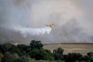 El humo y las cenizas de un incendio a 50 kilómetros de Madrid llegan hasta la ciudad
