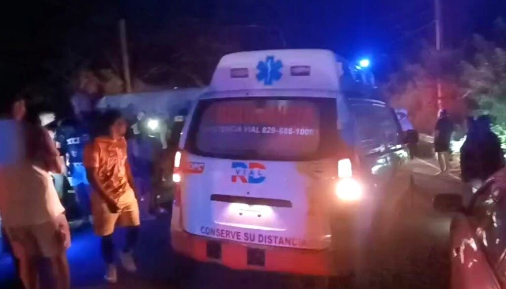 Una ambulancia del Sistema de Asistencia 9-1-1 que asistió a los afectados durante el accidente ocurrido en la carretera San Víctor-Jamao al Norte.