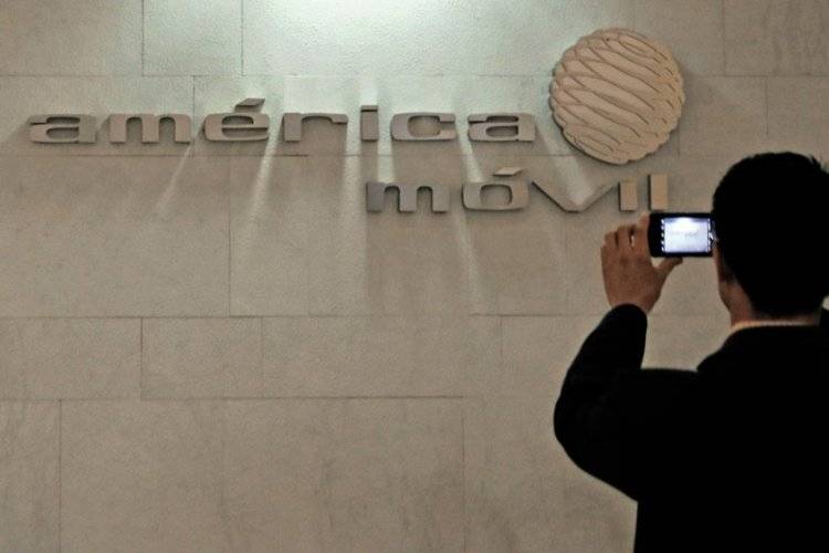 América Móvil destacó que la mejora en su rentabilidad se logró en un entorno de apreciación del peso mexicano frente al dólar.