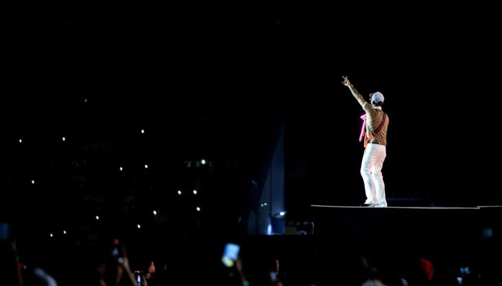En el escenario Anuel AA portaba una cruz en el micrófono.