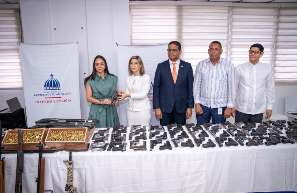 Las armas y municiones fueron entregadas por la Fiscal del Distrito Nacional Rosalba Ramos a la ministra Faride Raful.