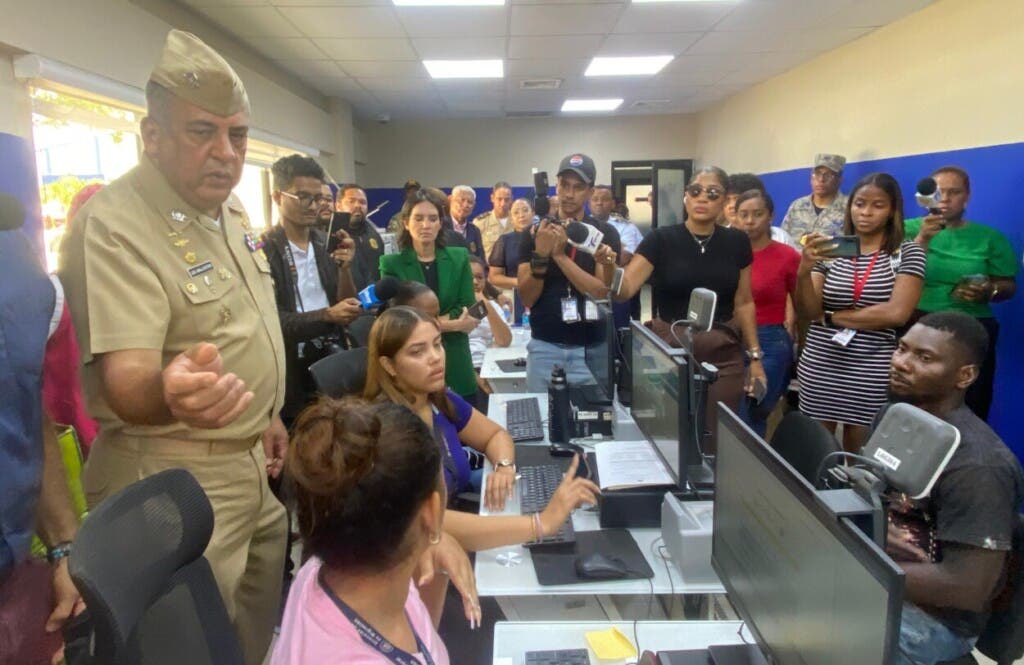 El director de Migración, vicealmirante Luis Rafael Lee Ballester, muestra a periodistas las instalaciones del Centro de Procesamiento de Haina./Foto Elieser Tapia