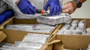 Detenidos dos dominicanos con 77 kilogramos de cocaína en aguas de Puerto Rico