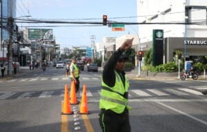Agentes de Digesett orientan sobre rutas alternas tras confusión de choferes