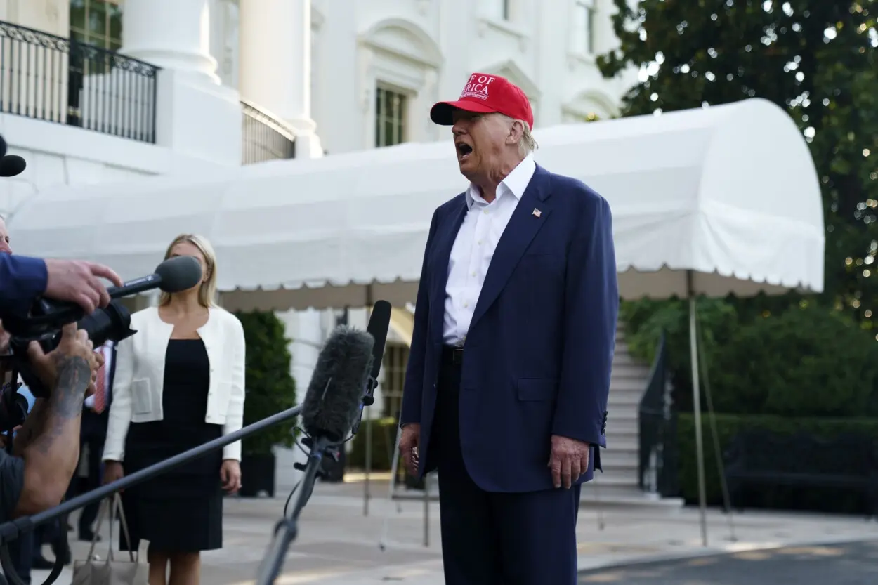 «Les enseñaremos a huir de un caimán»: Trump se mofa de migrantes