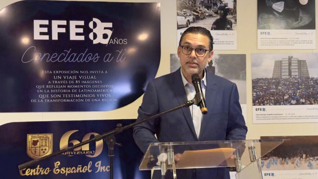 SANTIAGO (REPÚBLICA DOMINICANA), 20/07/2025.- El vicepresidente del Centro Español, Juan Lendoiro García, habla durante la inauguración de la exposición de Agencia EFE, compuesta por fotografías de sus más de ocho décadas de historia, este sábado en el Centro Español, en Santiago (República Dominicana). EFE/Orlando Barría.