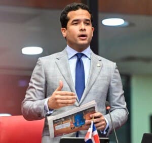 Omar Fernández: Padres obligados a pagar colegios por falta de espacios en escuelas públicas