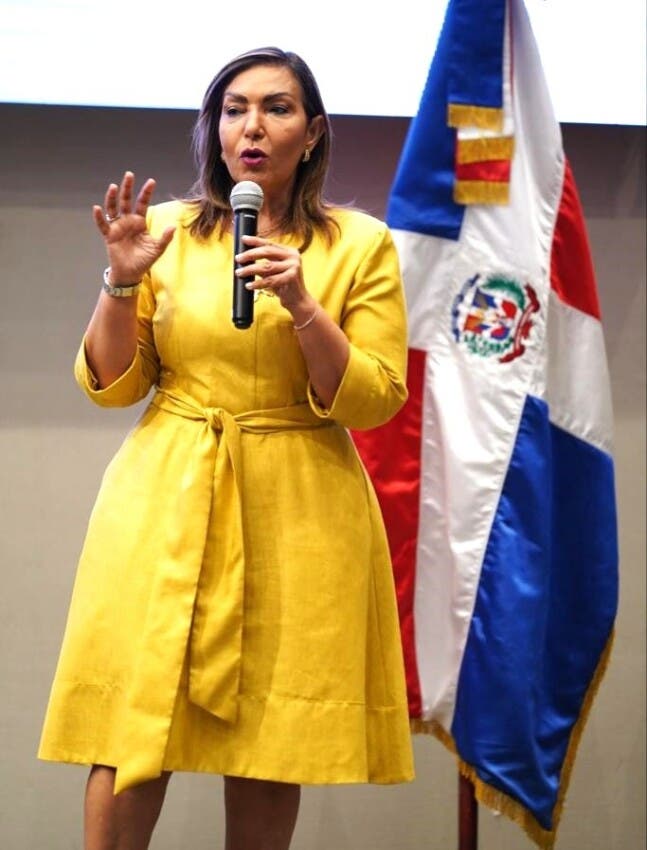 Cónsul dominicana en Miami alerta sobre estafas con su identidad en Facebook