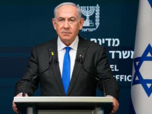 Residentes de Gaza arriesgan la vida por comida en medio de bombardeos