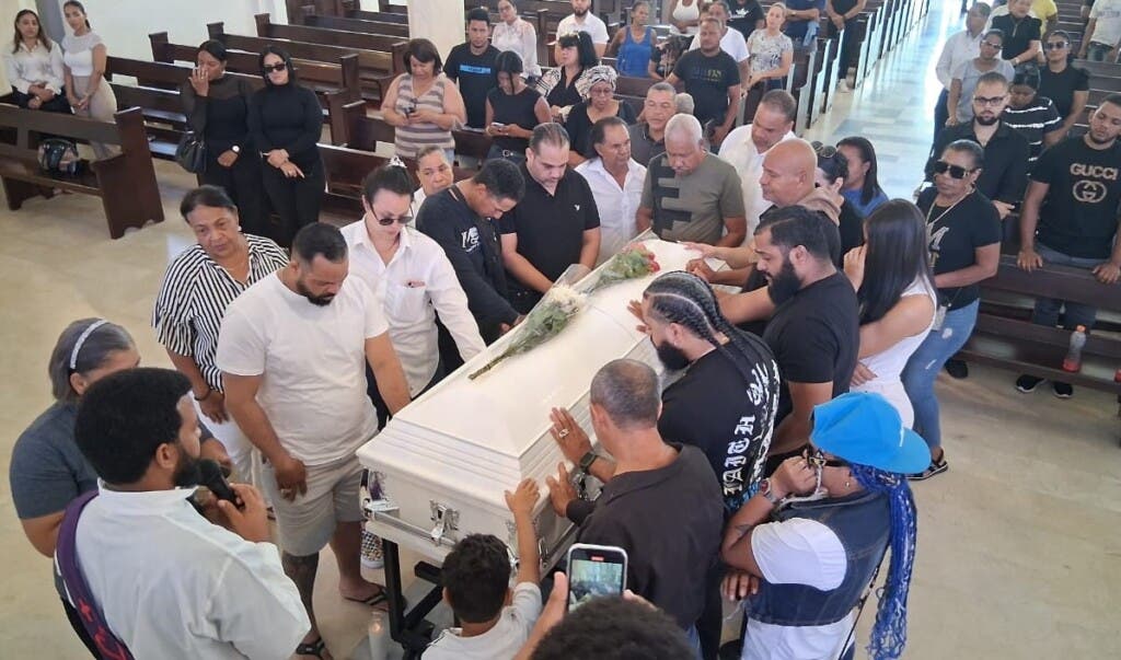 Familiares y amigos dan el último adiós al empresario Jonathan Pérez, fallecido ayer un accidente por la presa de Hatillo./Foto Ramón Salcedo Soto