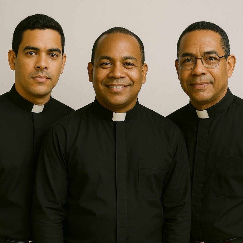 Cuello clerical, también clériman, alzacuello…