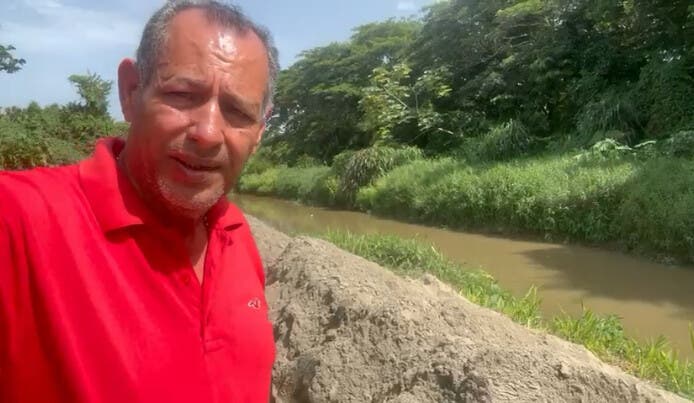 Activista Guanchi Comprés exige acción inmediata del Ministerio de Medio Ambiente ante el abuso ecológico con la extracción de arena del río La Isleta./Foto Rafael Santos