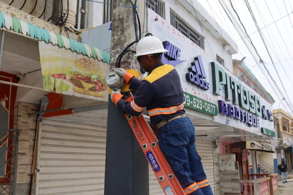 La Romana, detectó irregularidades en el suministro eléctrico en los negocios Súper Colmado El Clásico y Súper Colmado Velásquez.