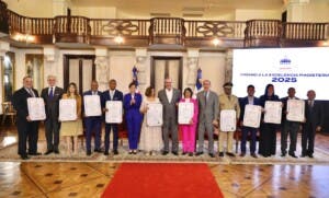 Luis Abinader entrega Premios a la Excelencia a Maestros Destacados