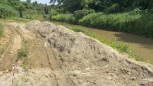 Activistas claman detener extracción de arena en el río La Isleta, en Moca