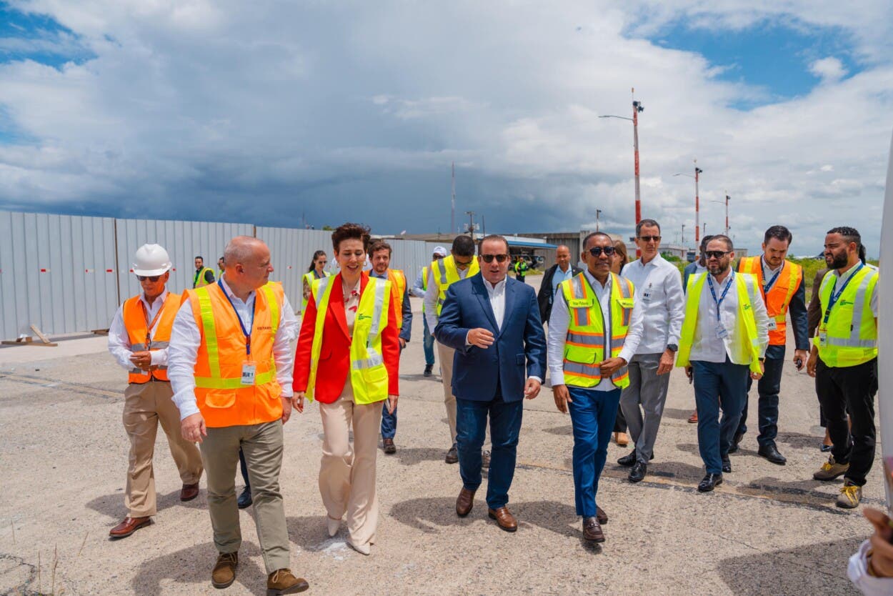 Supervisan avances en nueva terminal del AILA