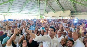 Wellington Arnaud juramenta su estructura política en Santiago con más de 1,700 dirigentes