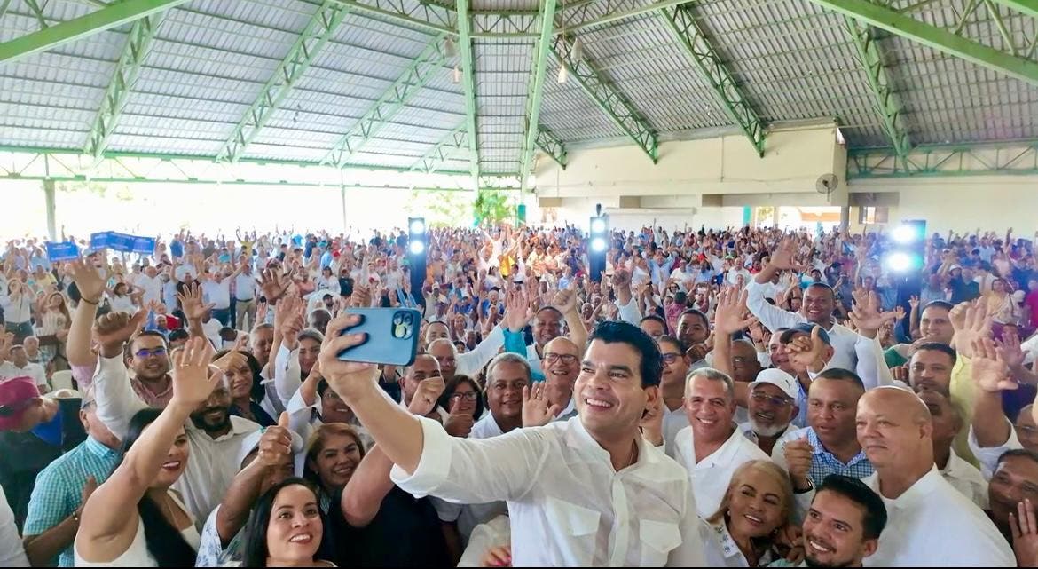 Wellington Arnaud juramenta su estructura política en Santiago con más de 1,700 dirigentes