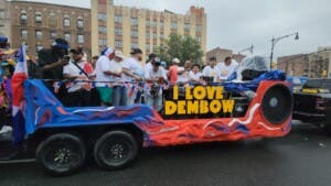 Carroza ‘I Love Dembow’ brilla en la Gran Parada Dominicana del Bronx 2025