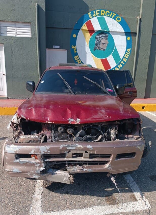 En esas condiciones quedó una yipeta donde se transportaban de manera ilegal 14 haitianos en Vallejuelo. 