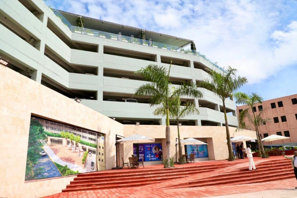 Abinader inaugura Parqueo Plaza Zona Colonial