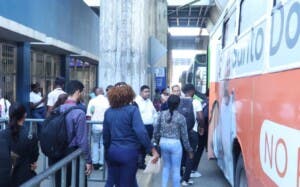 Largas filas y retrasos marcan primer día del cierre en tramo del Metro de Santo Domingo