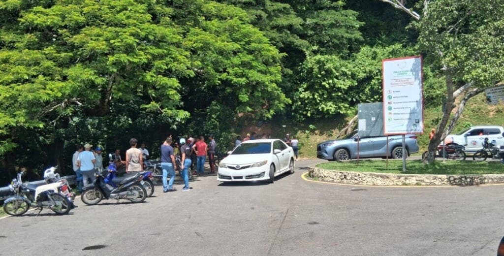 Varios curiosos y agentes de la Policía en el lugar donde se accidente la yipeta del empresario Jonathan Pérez, en Cotuí/Foto Ramón Salcedo Soto
