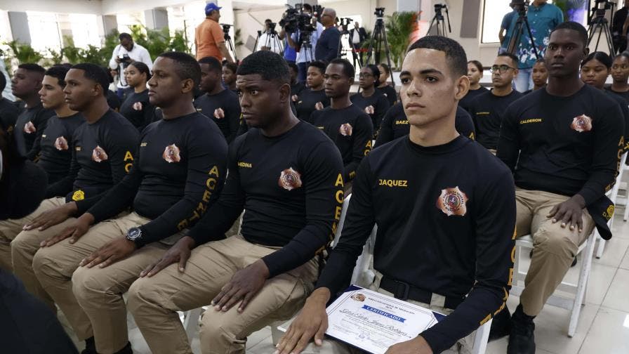 Agentes de migración que fueron capacitados en el primer programa diseñado para educar en temas como atención a emergencias, derechos humanos, y trato especial a mujeres embarazadas y niños extranjeros en situación migratoria irregular.