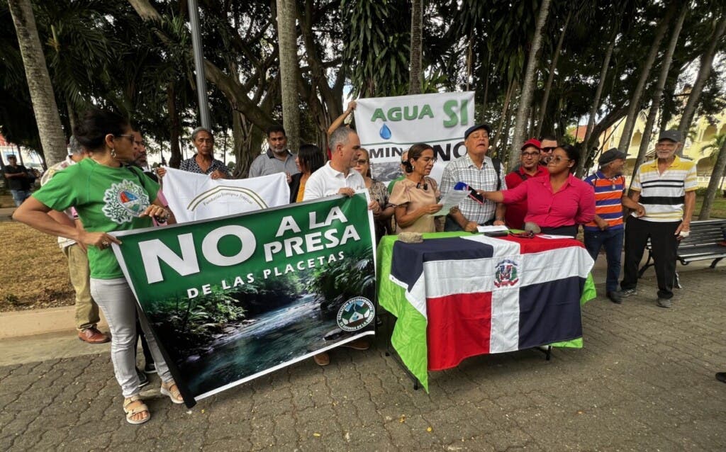 Josefina Díaz y Luis Alfredo Collado en representación de coalición en defensa de la Sierra y que se oponen la la construcción de la presa Las Placetas