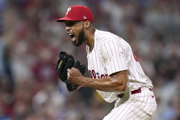 Christopher Sánchez lanza joya de pitcheo en juego completo