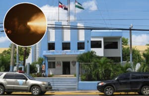 Policía investiga tiroteo frente a destacamento de Invivienda que dejó 2 heridos, incluido un oficial