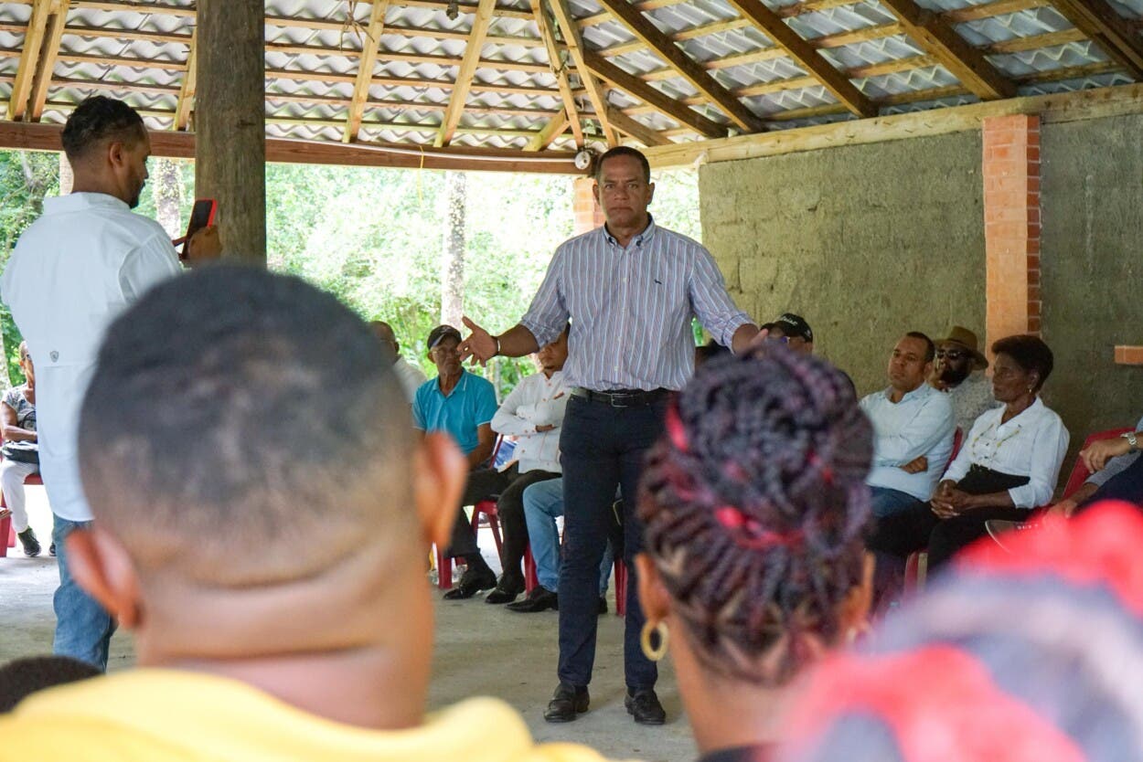 Julio César Valentín sostiene encuentro con dirigentes