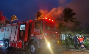 Incendio en Cap Cana afecta al menos 10 villas; continúan labores de extinción