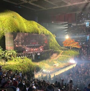 Bad Bunny en la mira: PETA critica uso de gallinas en tarima