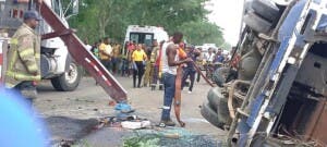 Fatal accidente: una menor muere tras chocar carro y guagua
