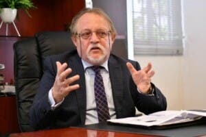 Sistema de salud enfrenta riesgo por modelo de capitación única, advierte Hebrard