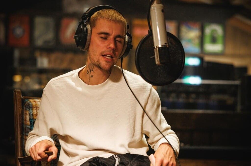 Justin Bieber atribuyen su aspecto cansado y sus ojos enrojecidos a las responsabilidades de la paternidad.